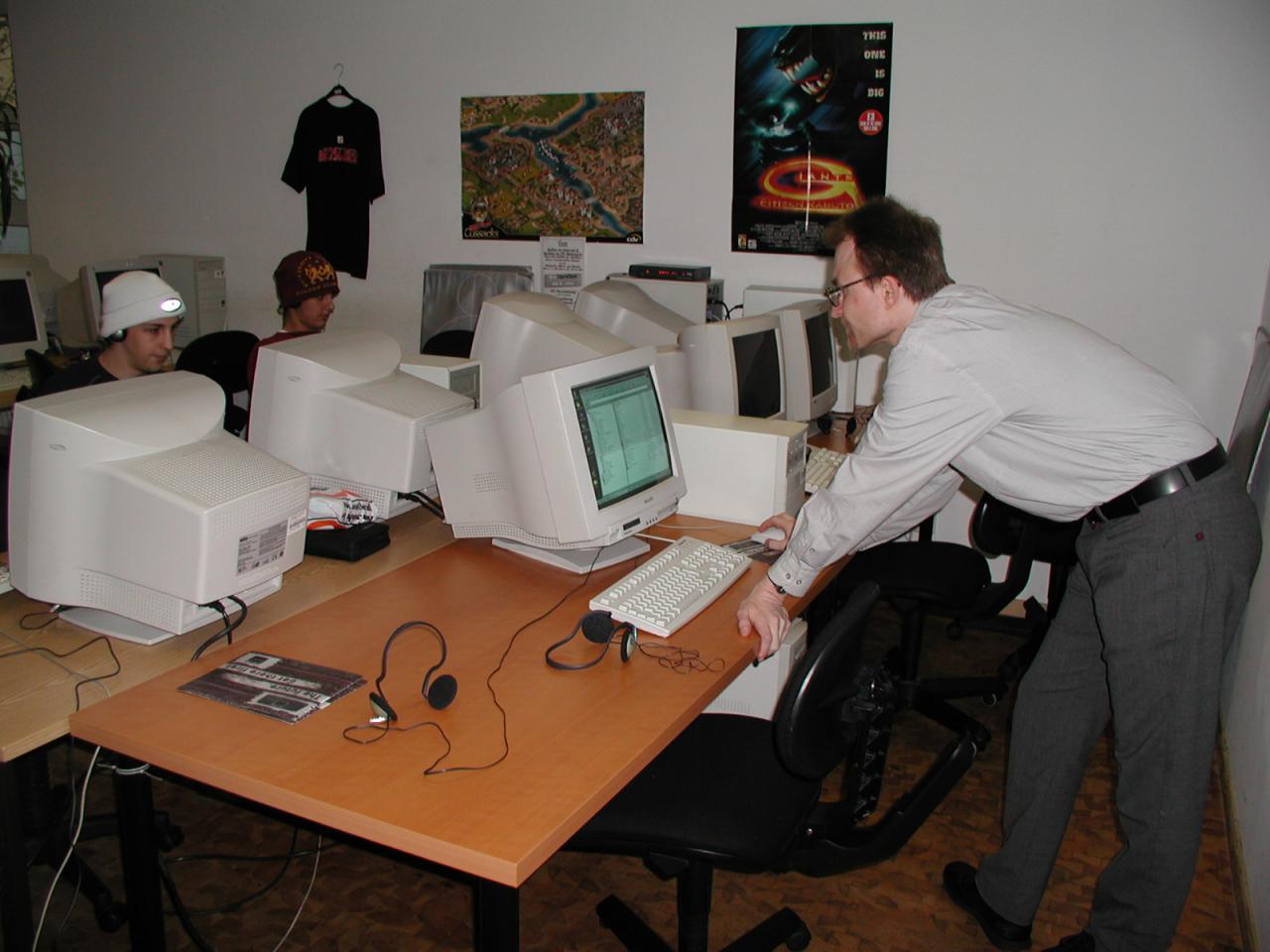 [02/02/2002] Hinterzimmer: An verkabelten PC spielen Jugendliche im Netzwerk.